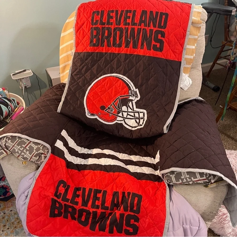 CLEVELAND BROWNS Official NFL Quilted Recliner Protector Cover 80